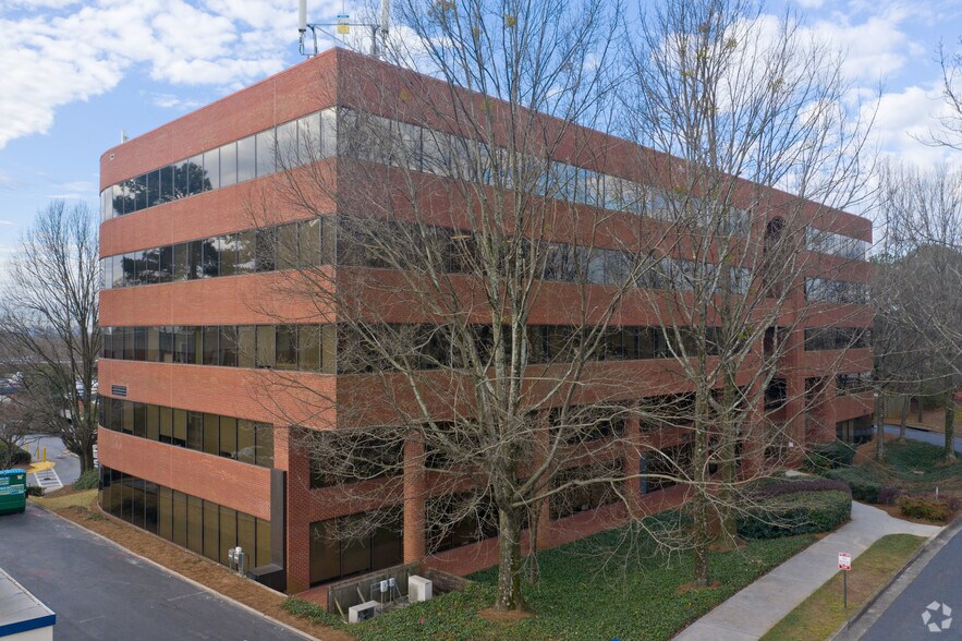 975 Johnson Ferry Rd NE, Atlanta, GA à louer - Photo de l’immeuble – Image 3 sur 9