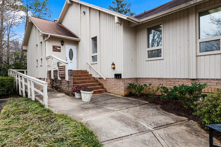 1152 Executive Cir, Cary, NC à louer - Photo de l’immeuble – Image 3 sur 19