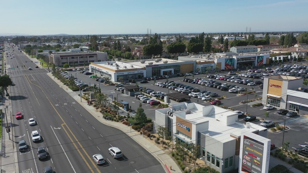 7911-7927 Garden Grove Blvd, Garden Grove, CA à louer - Vidéo sur l’annonce professionnelle – Image 2 sur 8