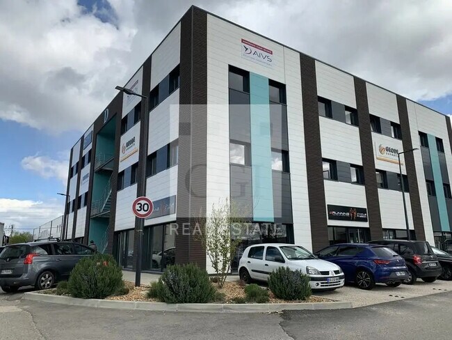 Plus de détails pour 662 Rue Des Jonchères, Genay - Local commercial à louer