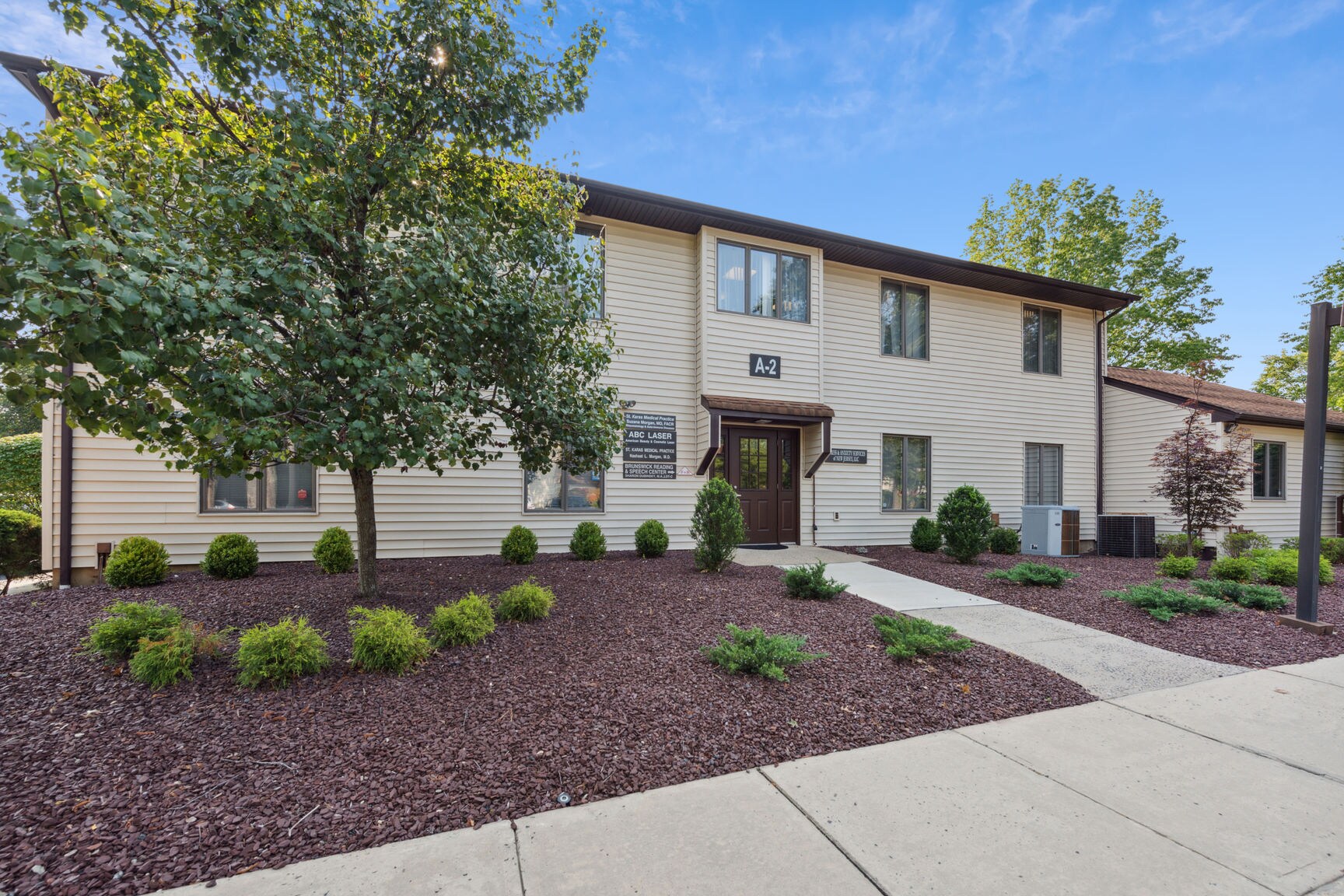 A2 Brier Hill Ct, East Brunswick, NJ à louer Photo principale– Image 1 sur 18