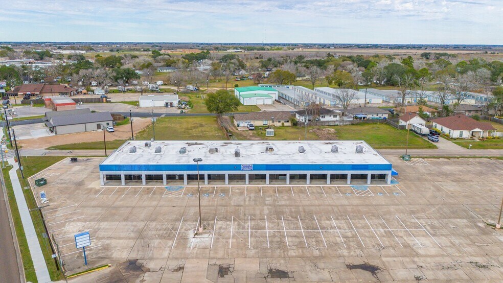 1602 N Mechanic St, El Campo, TX à louer - Photo de l’immeuble – Image 2 sur 57