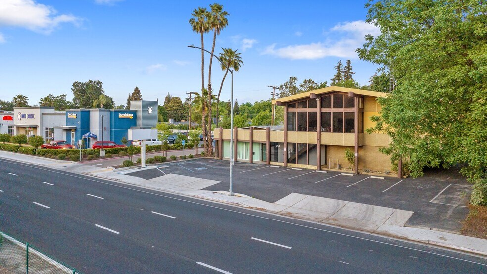750 S Mooney Blvd, Visalia, CA à vendre - Photo de l’immeuble – Image 2 sur 7