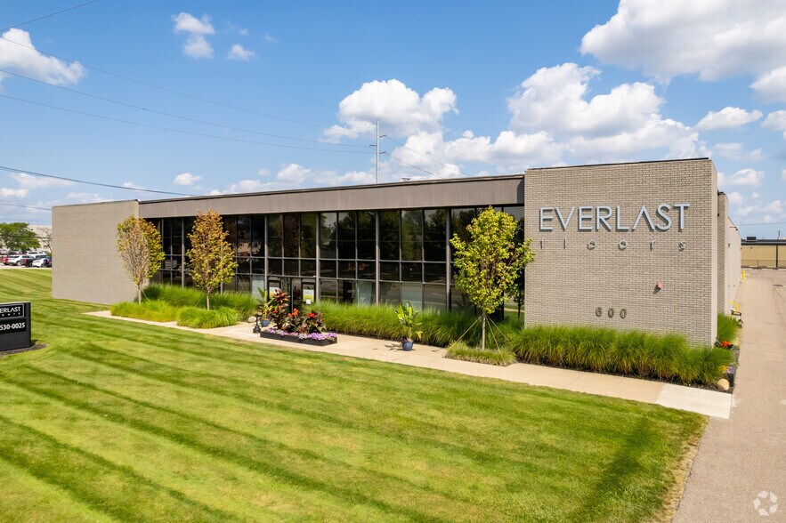 600 W Maple Rd, Troy, MI à louer - Photo de l’immeuble – Image 2 sur 5