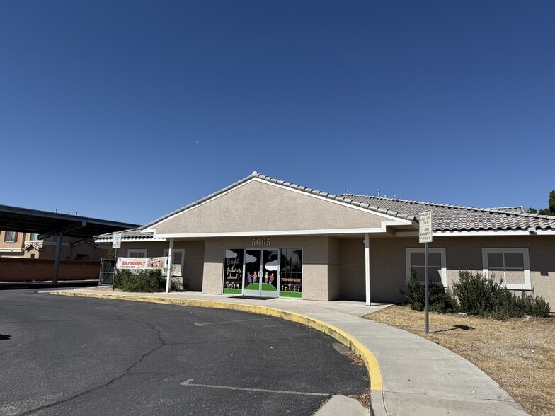 5695 N Rainbow Blvd, Las Vegas, NV à vendre - Photo de l’immeuble – Image 2 sur 29