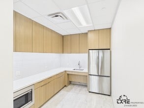 1341 W Mockingbird Ln, Dallas, TX à louer Photo intérieure– Image 2 sur 3