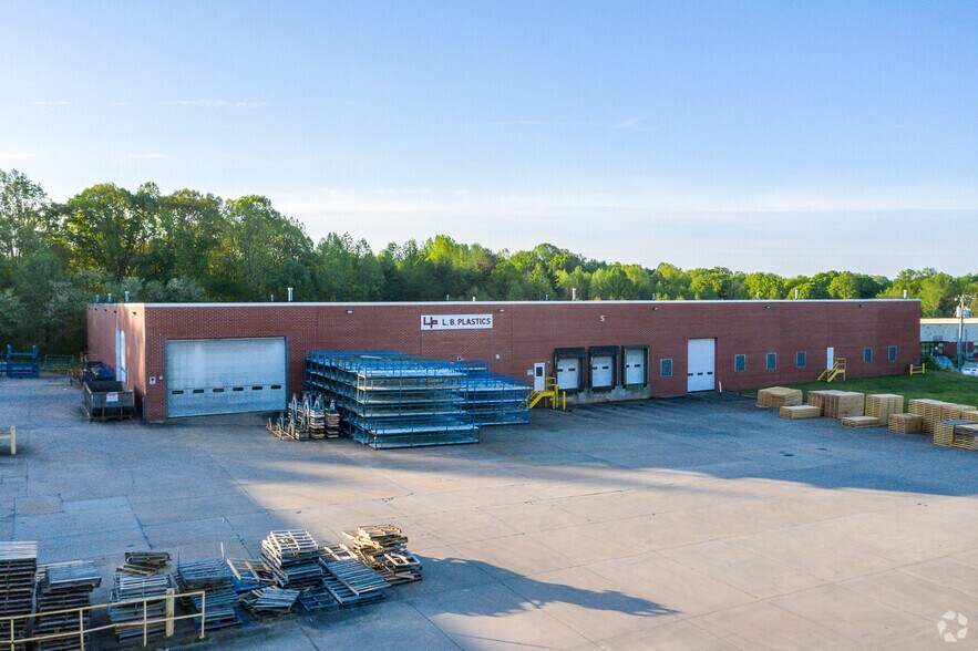 460 E Plaza Dr, Mooresville, NC à louer - Photo de l’immeuble – Image 2 sur 16