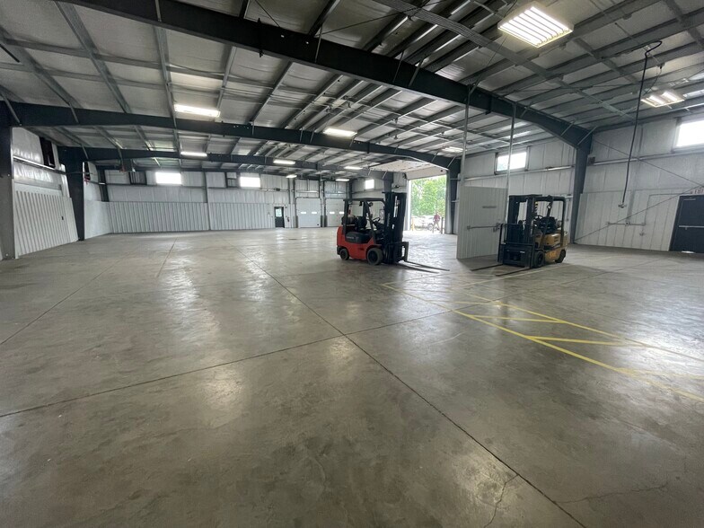 380 Business Park Cir, Stoughton, WI à louer - Photo de l’immeuble – Image 2 sur 7