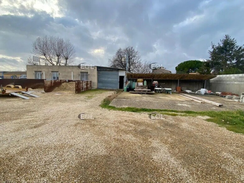 Local d'activités dans Saint-Martin-de-Crau à vendre - Photo de l’immeuble – Image 1 sur 4