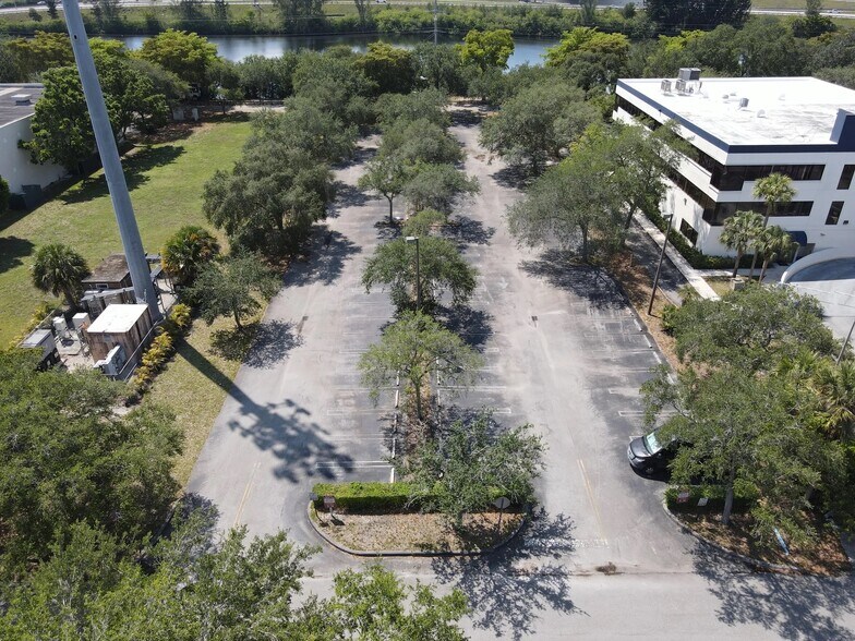 14180 NW 77th Ct, Miami Lakes, FL à vendre - Photo de l’immeuble – Image 1 sur 5