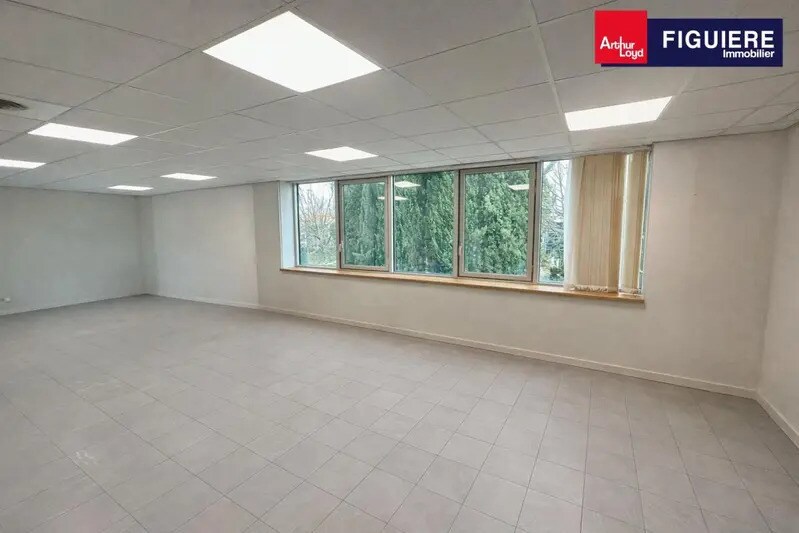 235 Rue Léon Foucault, Aix-en-Provence à louer - Photo de l’immeuble – Image 3 sur 8
