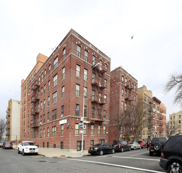 887 Crotona Pky N, Bronx, NY à louer - Photo principale – Image 3 sur 18