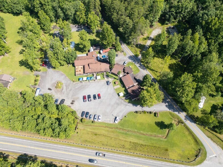 107 Country Creek Dr, Pickens, SC à vendre - Photo de l’immeuble – Image 1 sur 36