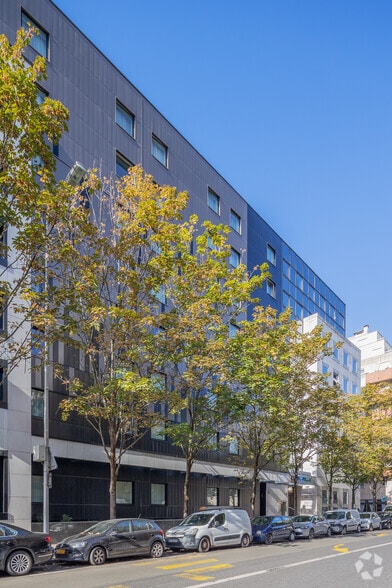 Bureau dans Courbevoie à vendre - Photo de l’immeuble – Image 2 sur 3