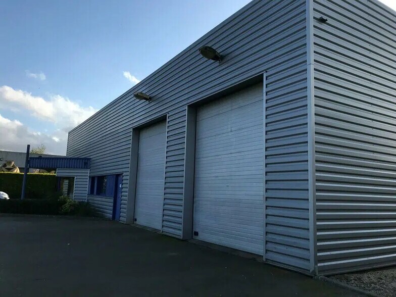 Local d’activités dans Crevin à louer - Photo de l’immeuble – Image 2 sur 10