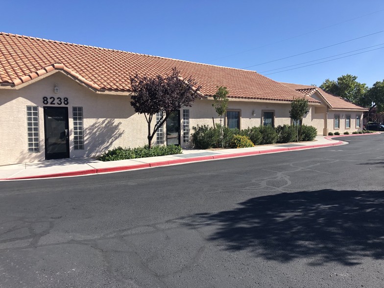 8230 W Charleston Blvd, Las Vegas, NV à vendre - Photo principale – Image 1 sur 22