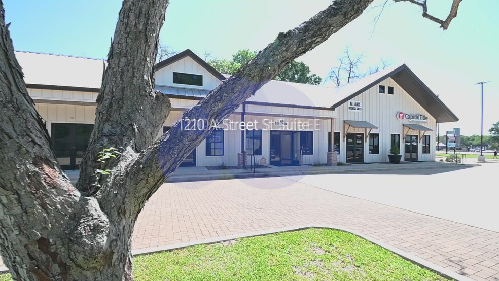 1210 A St, Waller, TX à louer - Vidéo sur l’annonce professionnelle – Image 2 sur 24