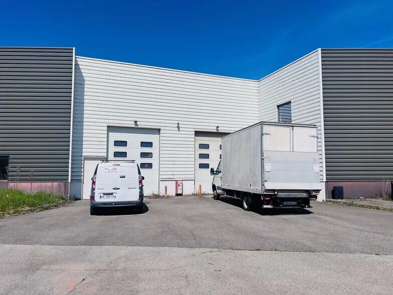 Local d’activités dans Montigny-le-Bretonneux à louer - Photo de l’immeuble – Image 2 sur 14