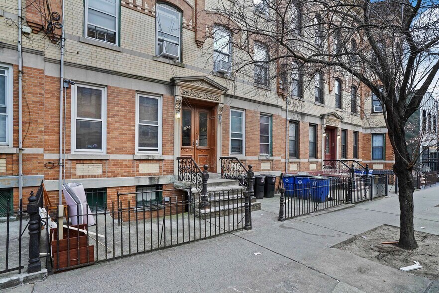 1824 Cornelia St, Flushing, NY à vendre - Photo de l’immeuble – Image 1 sur 6