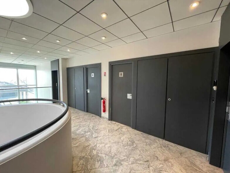 11 Rue Edison, Bron à louer - Photo de l’immeuble – Image 3 sur 10