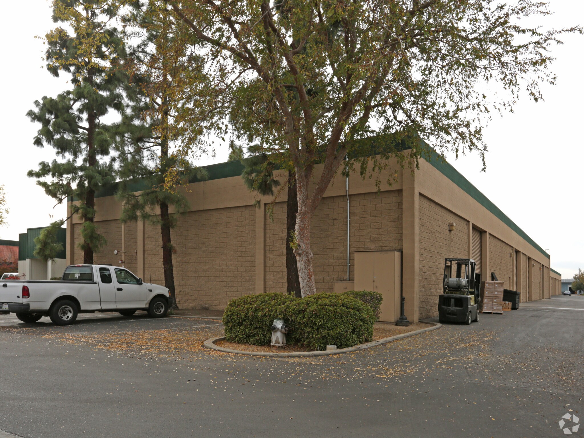 5744 E Shields Ave, Fresno, CA à louer Photo de l’immeuble– Image 1 sur 4