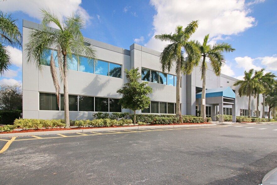 6690 N Hiatus Rd, Tamarac, FL à vendre - Photo de l’immeuble – Image 2 sur 12