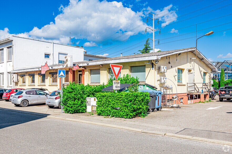 Local d’activités dans Vénissieux à louer - Photo principale – Image 1 sur 2