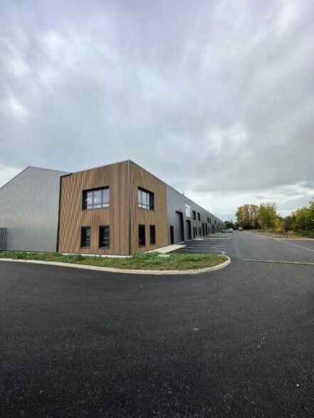 225 Avenue Des Marronniers, Bourgoin-Jallieu à louer - Photo de l’immeuble – Image 3 sur 21