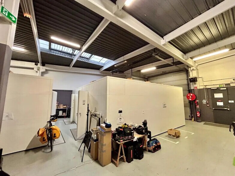 Bureau dans Saint-Denis à louer - Photo de l’immeuble – Image 2 sur 7