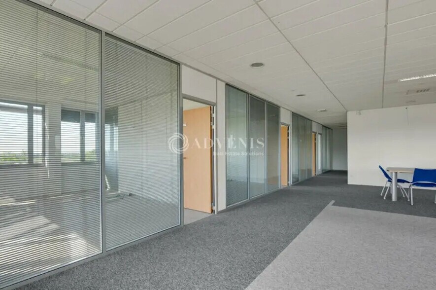 Bureau dans Roissy-en-France à louer - Photo de l’immeuble – Image 2 sur 8