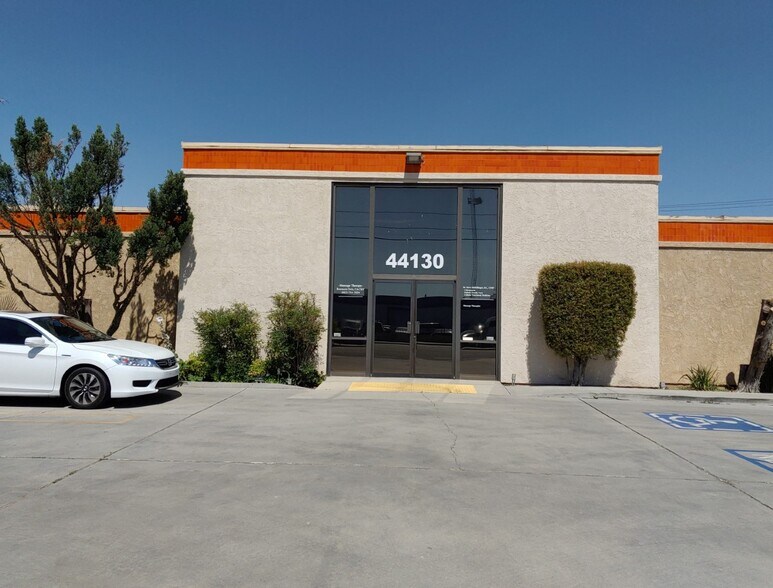 44130 Division St, Lancaster, CA à vendre - Photo principale – Image 1 sur 19