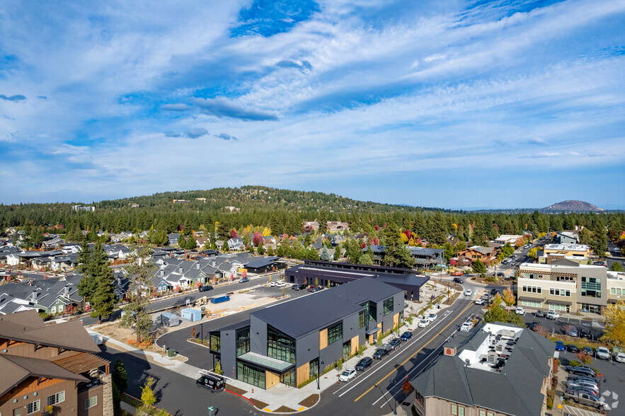 2838 NW Crossing Dr, Bend, OR à louer - Aérien – Image 2 sur 8