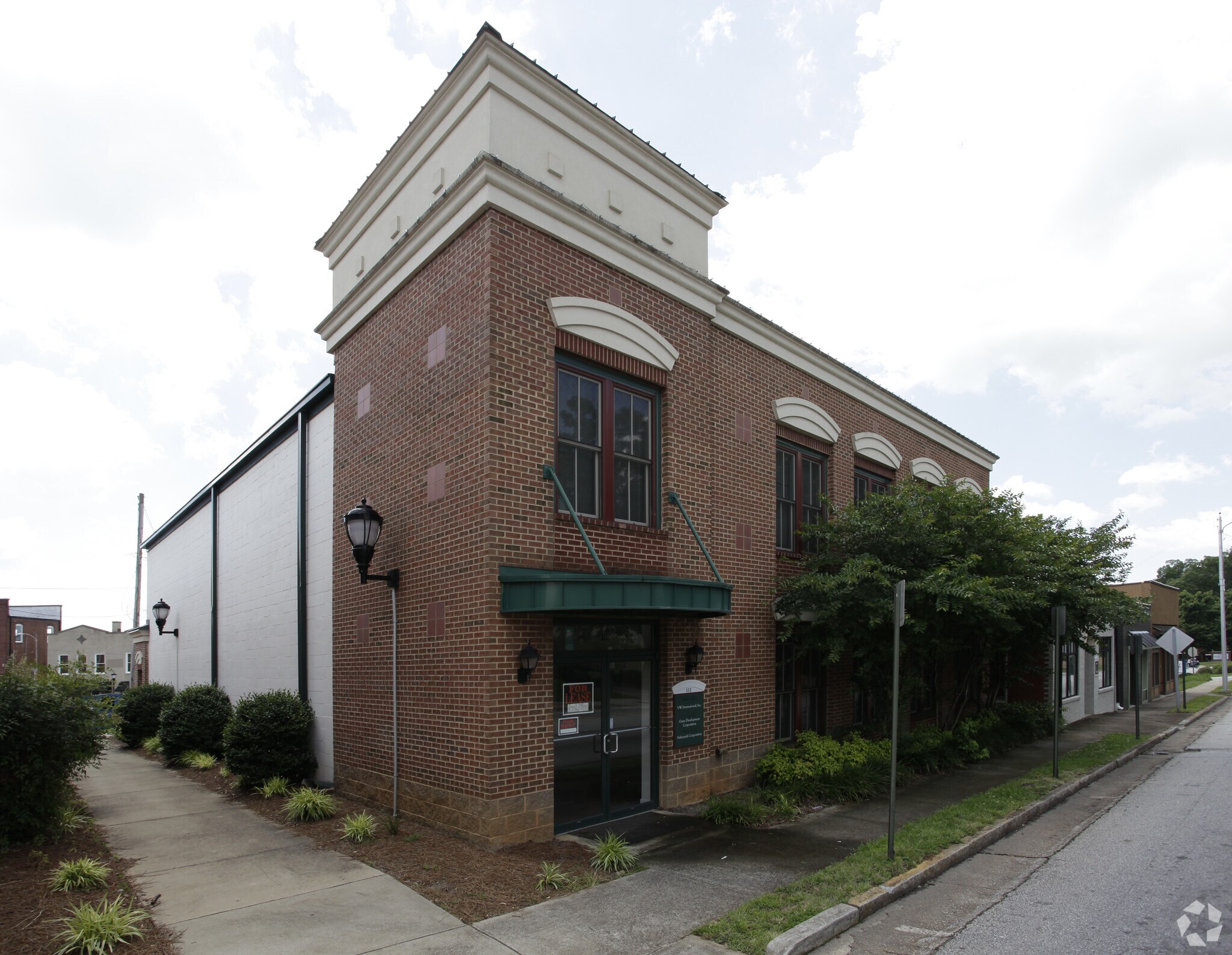 111 S Main St, Greer, SC à louer Photo principale– Image 1 sur 5