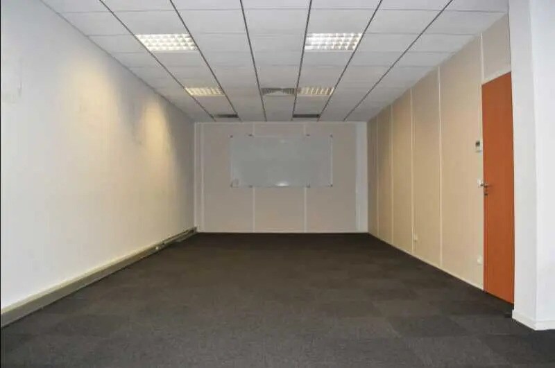 Bureau dans Chassieu à louer - Photo de l’immeuble – Image 3 sur 5