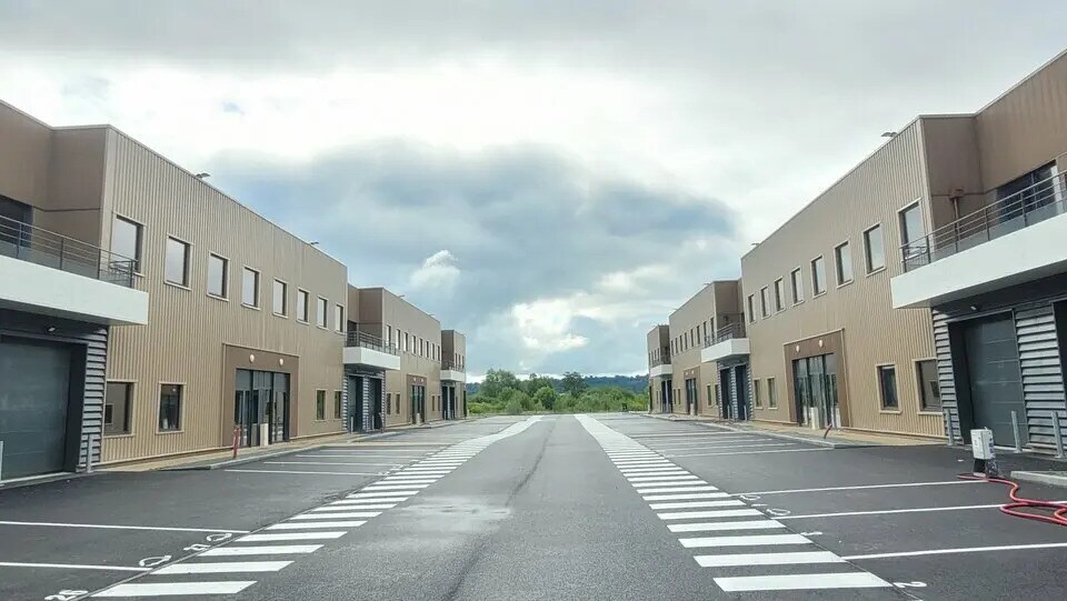 Local d'activités dans Oissel à vendre - Photo de l’immeuble – Image 1 sur 7