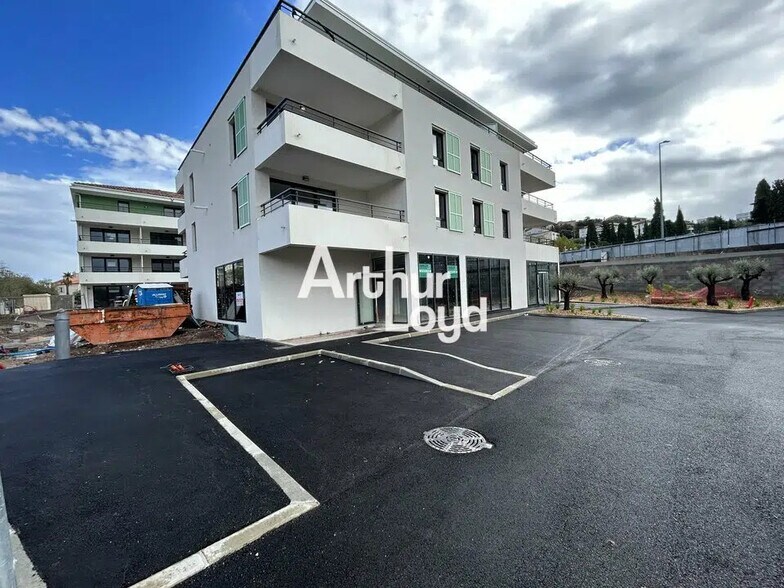 Local commercial dans Saint-Raphaël à vendre - Photo de l’immeuble – Image 1 sur 6