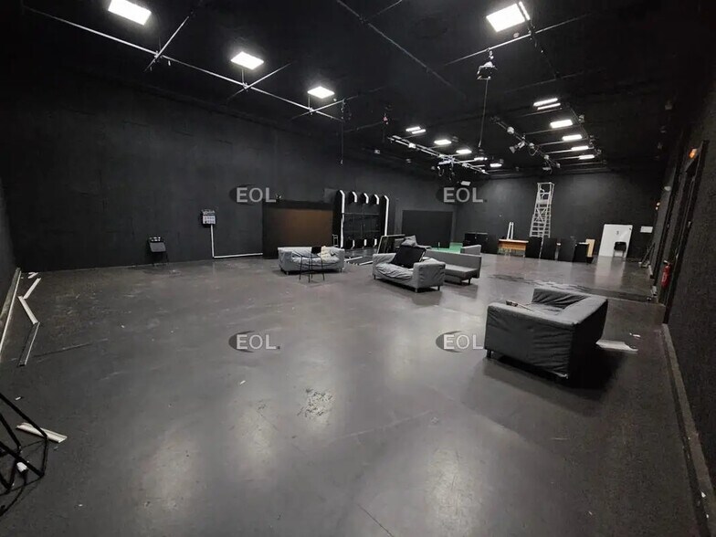 Local d’activités dans Ivry-sur-Seine à louer - Photo de l’immeuble – Image 2 sur 9