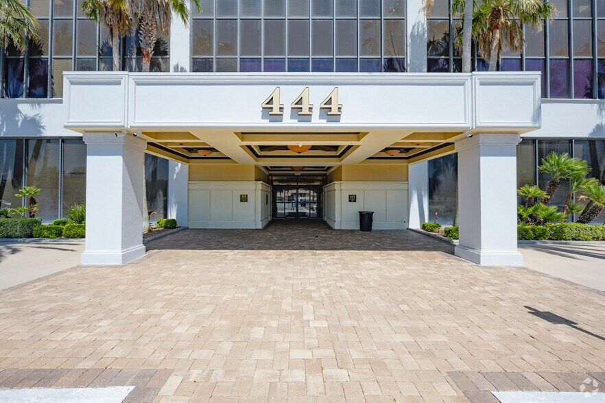 444 Seabreeze Blvd, Daytona Beach, FL à louer - Photo de l’immeuble – Image 3 sur 9