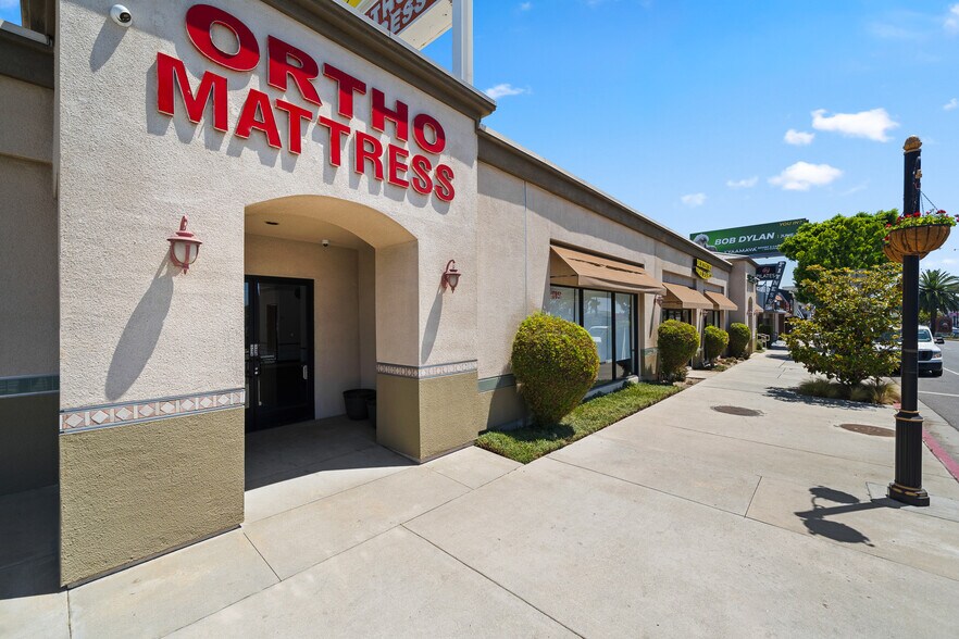 17851 Chatsworth St, Granada Hills, CA à vendre - Photo de l’immeuble – Image 3 sur 17