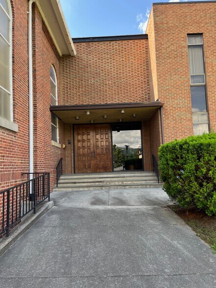 200 E Fudge St, Covington, VA à louer - Photo de l’immeuble – Image 2 sur 10