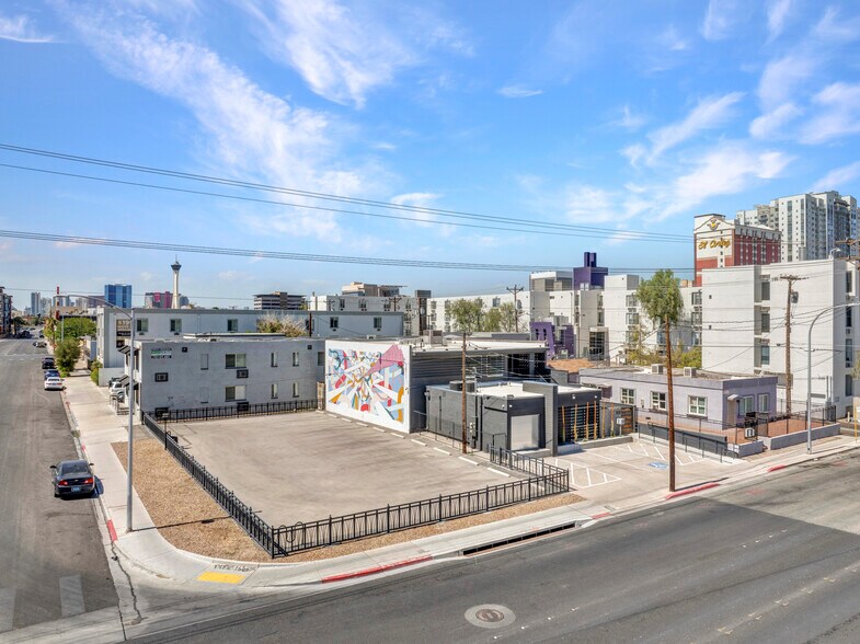 818 Stewart Ave, Las Vegas, NV à louer - Photo de l’immeuble – Image 1 sur 17