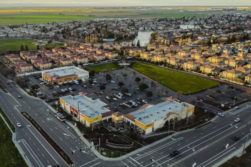 3501 Del Paso Rd, Sacramento, CA à louer - Photo de l’immeuble – Image 2 sur 13