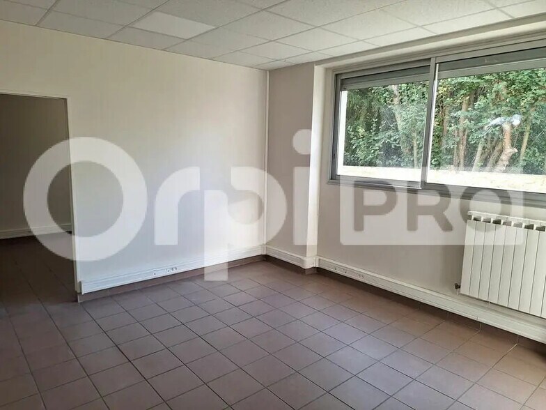 Bureau dans Senlis à louer - Photo de l’immeuble – Image 1 sur 4