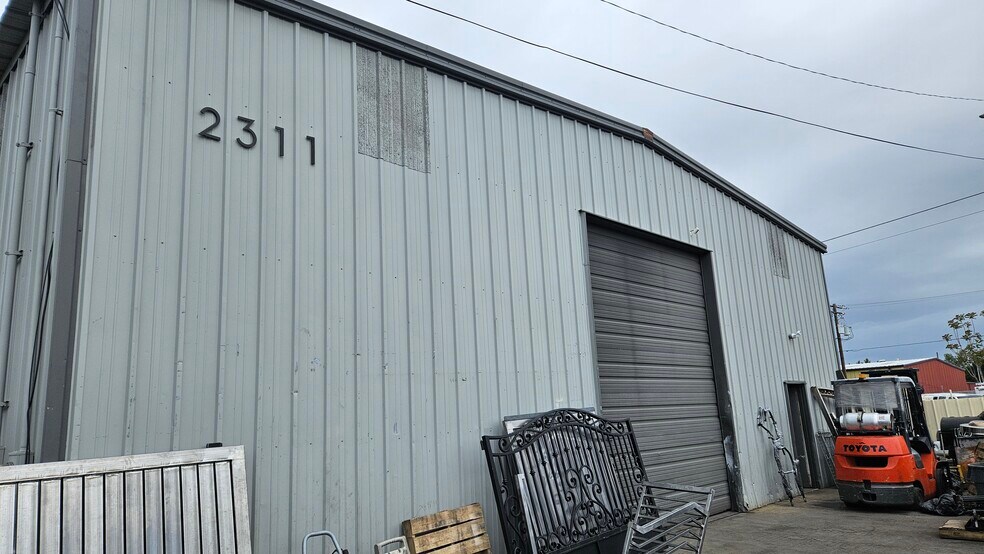 2307-2311 Industrial Way, Ceres, CA à vendre - Photo de l’immeuble – Image 2 sur 5