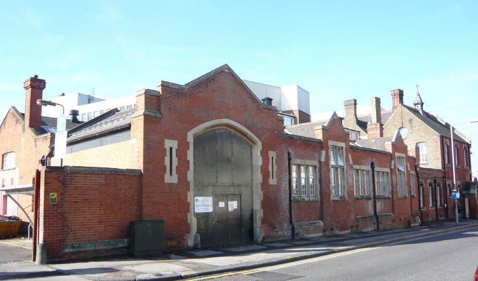 Ashdown Rd, Kingston Upon Thames à louer - Photo de l’immeuble – Image 2 sur 6