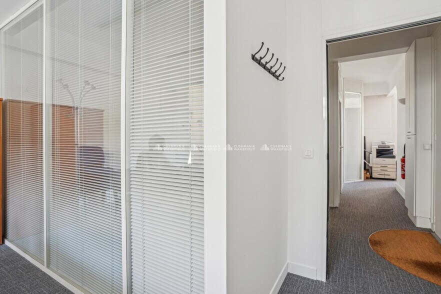 12 Rue De Milan, Paris à louer - Photo de l’immeuble – Image 3 sur 15