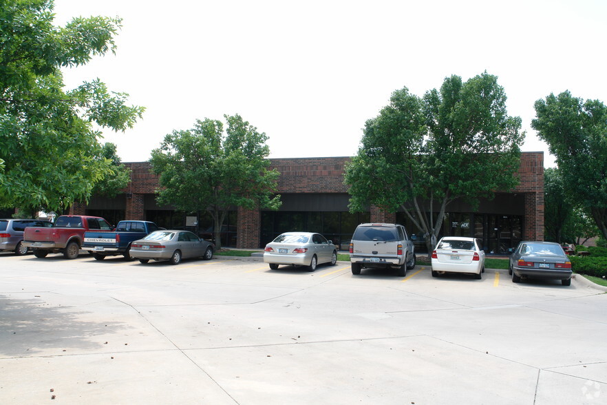 3450 N Rock Rd, Wichita, KS à louer - Photo de l’immeuble – Image 3 sur 4