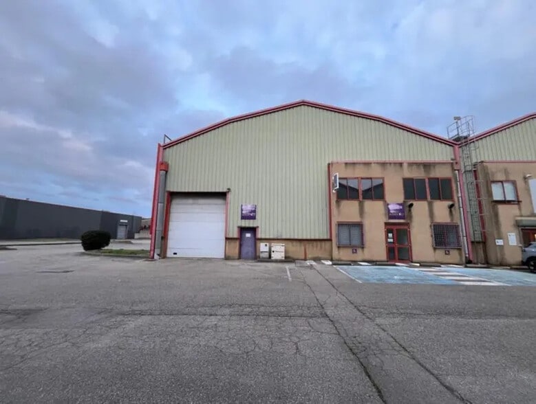 Local d’activités dans Vénissieux à louer - Photo de l’immeuble – Image 1 sur 10