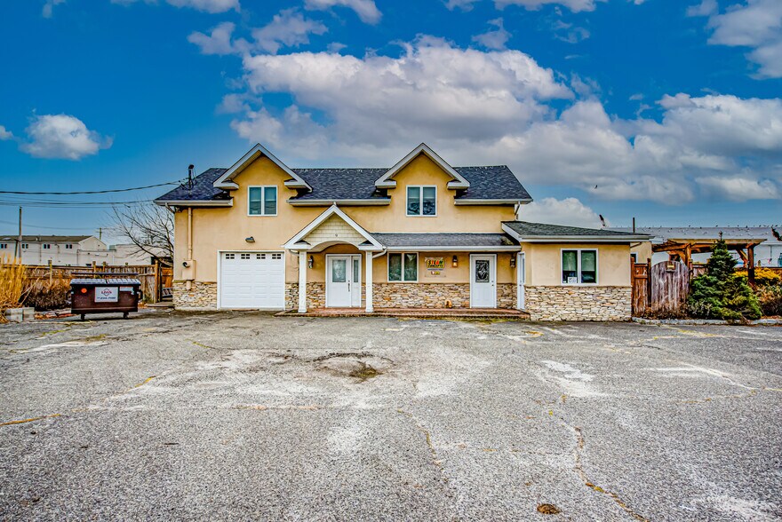 9 Degnon Blvd, Bay Shore, NY à vendre - Photo principale – Image 1 sur 14