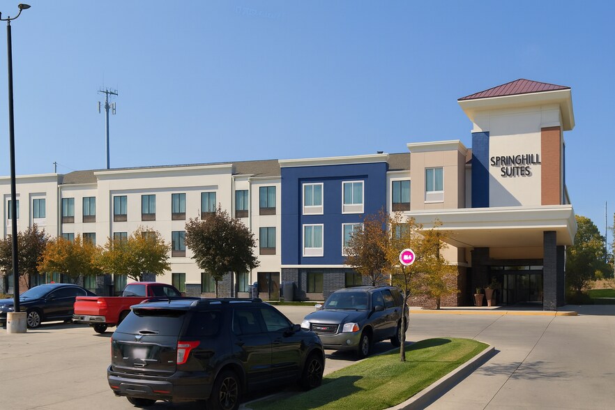 331 N Cotner Blvd, Lincoln, NE à vendre - Photo de l’immeuble – Image 1 sur 17